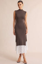 Vestido midi marrón con bajo encaje blanco