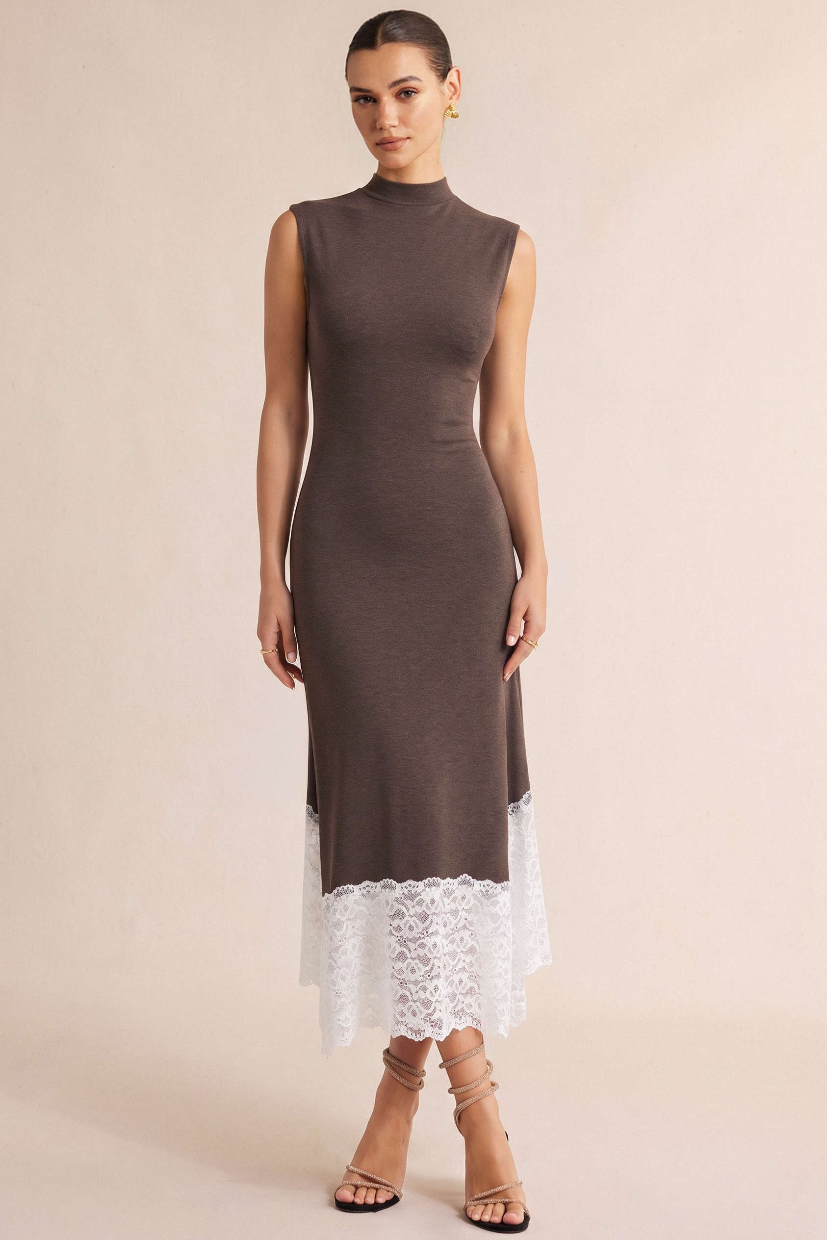 Vestido midi marrón con bajo encaje blanco