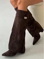 MONTLEIGH — Botas Efecto Ante con Detalle Dorado