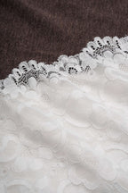 Vestido midi marrón con bajo encaje blanco