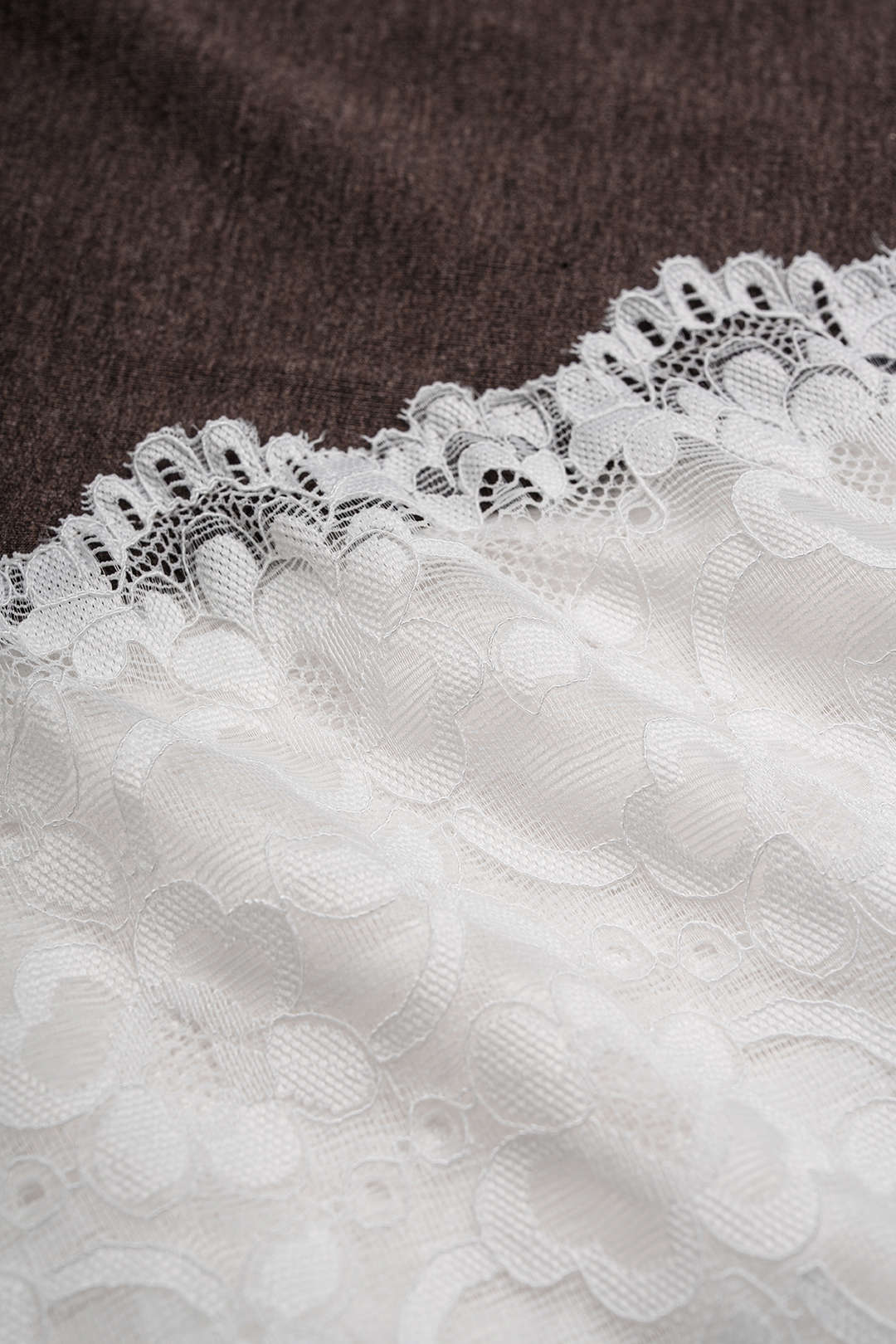 Vestido midi marrón con bajo encaje blanco