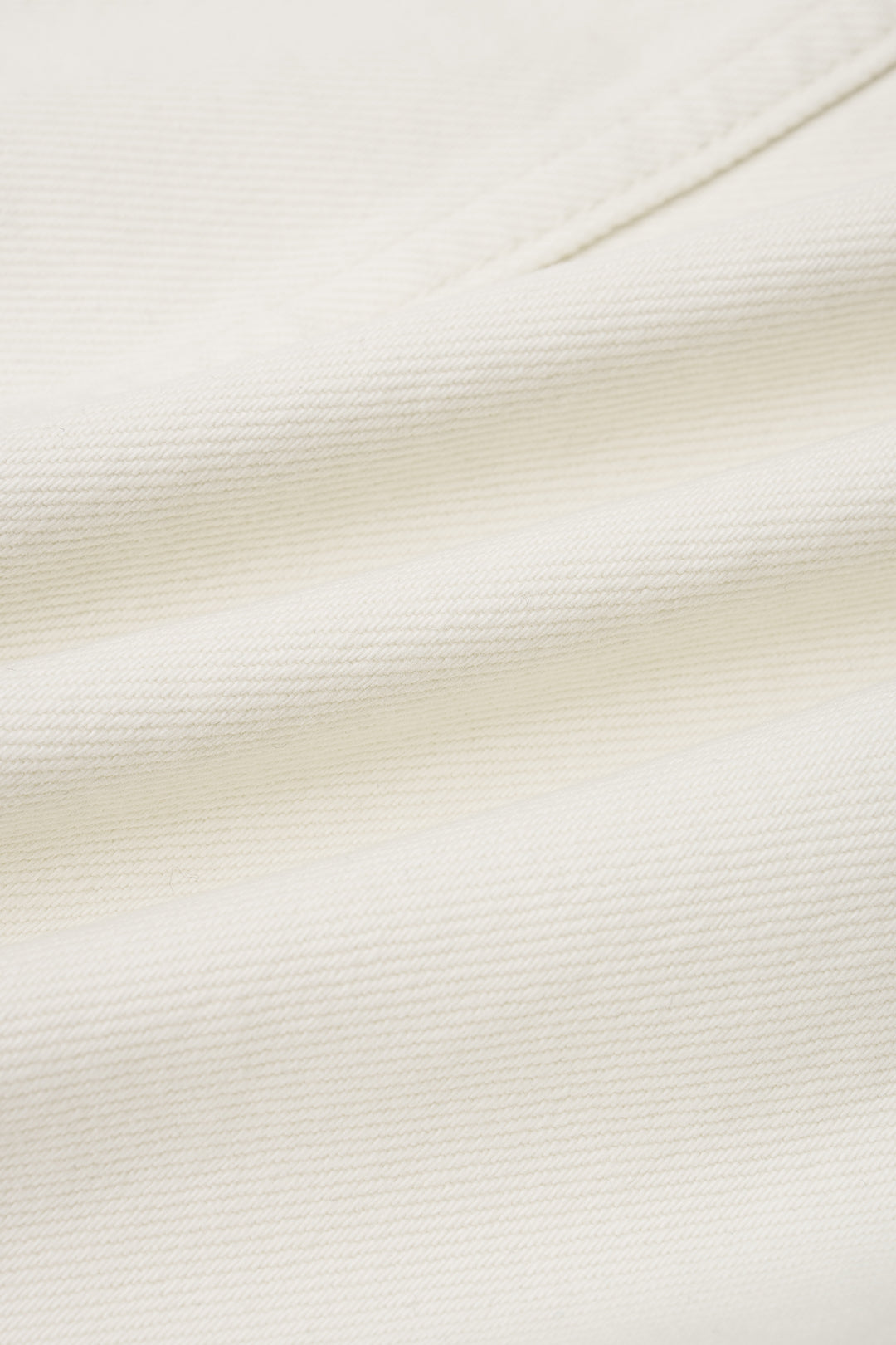 Chaqueta beige cropped con botones