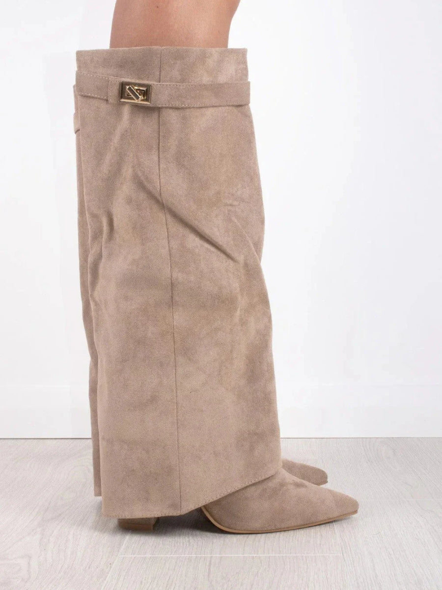 MONTLEIGH — Botas Efecto Ante con Detalle Dorado