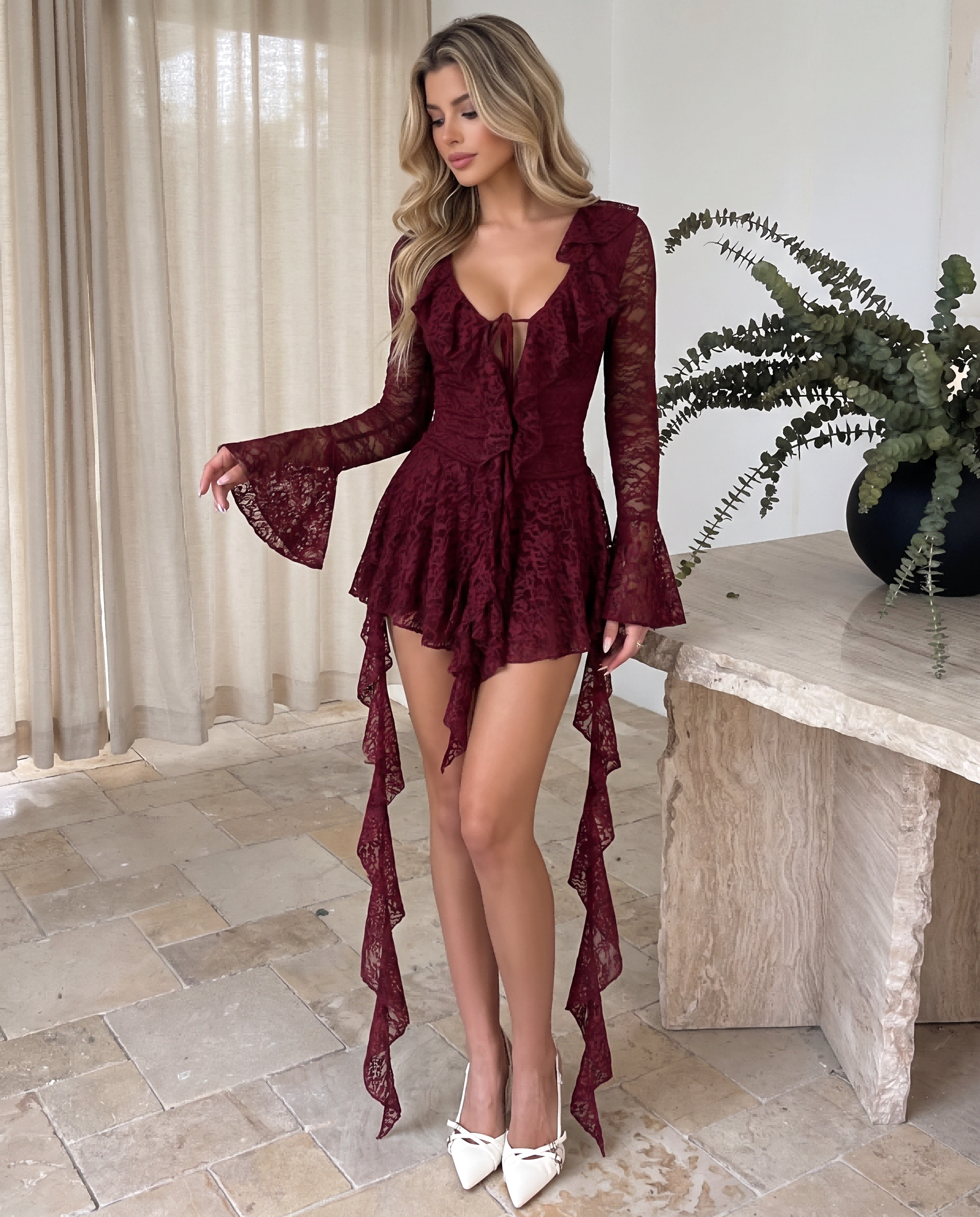 Vestido mini de encaje color burdeos
