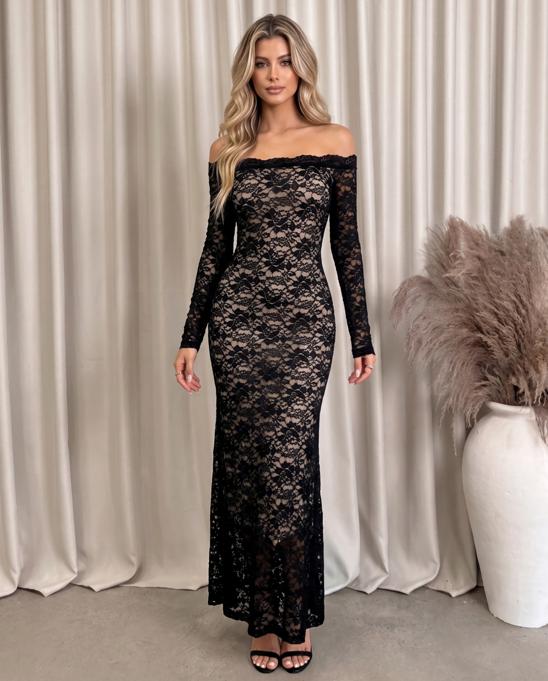 Vestido midi de encaje negro con hombros descubiertos