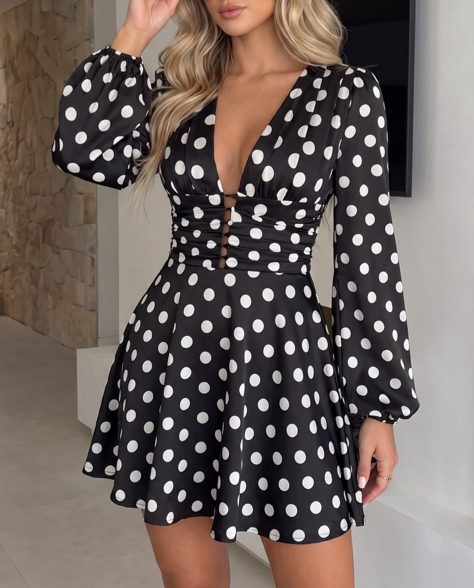 Vestido negro con lunares blancos