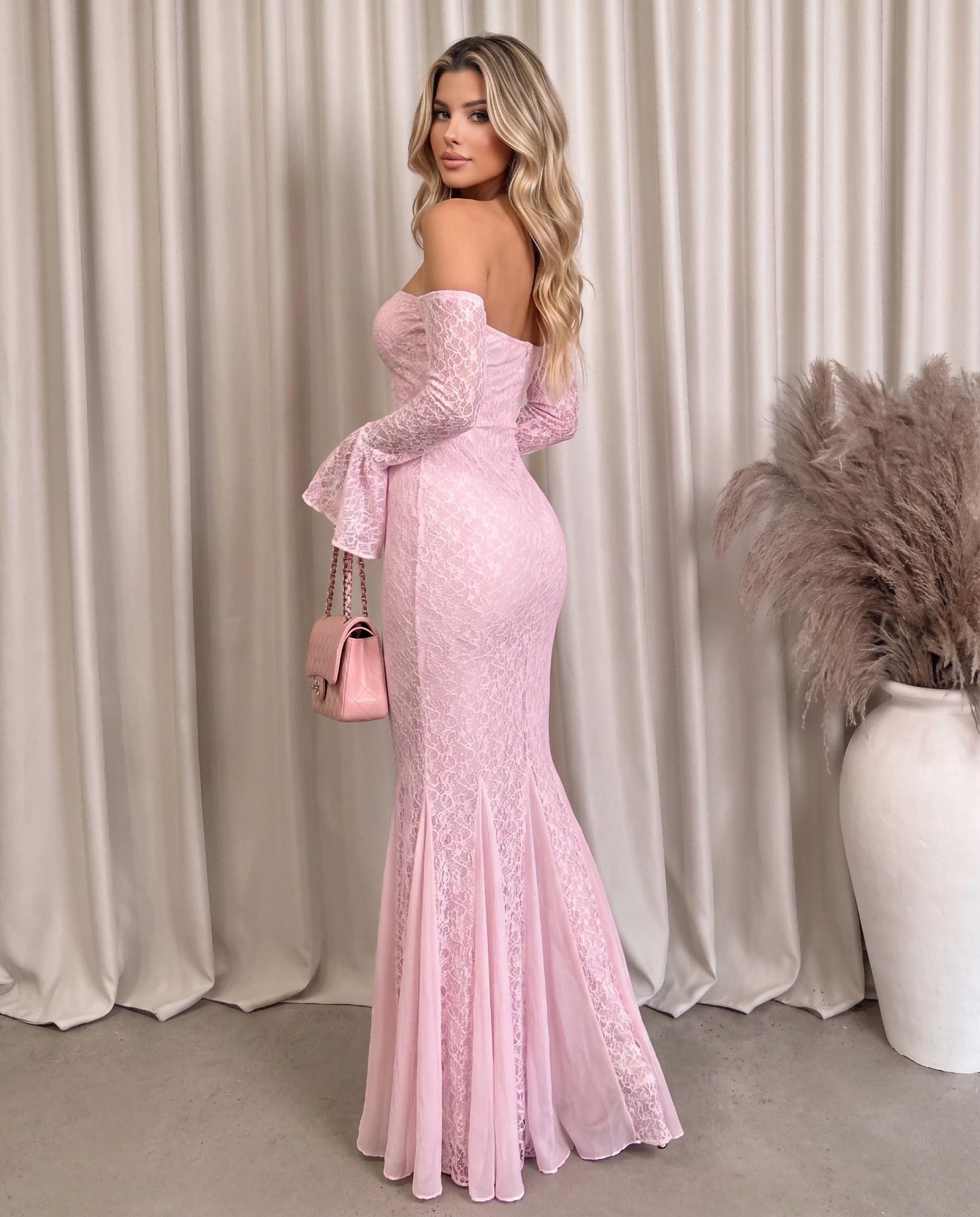 Vestido largo de encaje rosa con corte de sirena