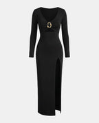 Vestido largo negro con argolla dorada y abertura