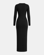 Vestido largo negro con argolla dorada y abertura