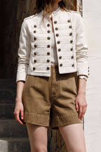 Chaqueta beige cropped con botones