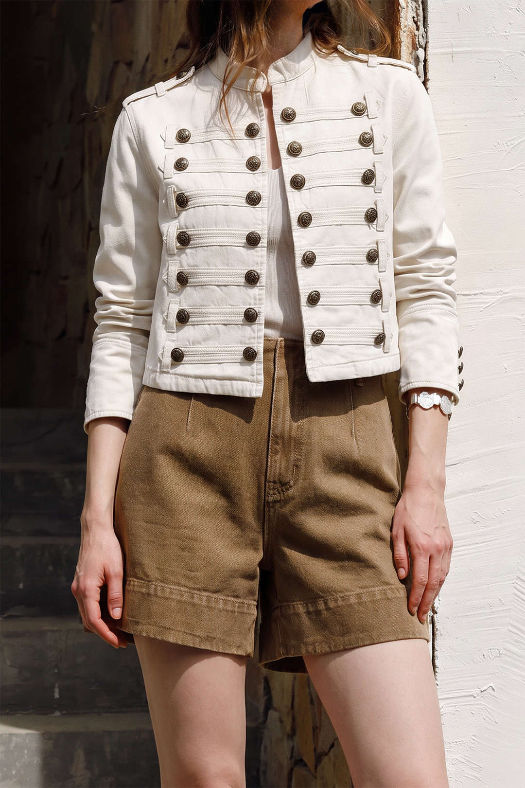 Chaqueta beige cropped con botones