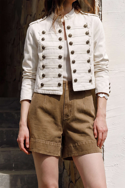 Chaqueta beige cropped con botones