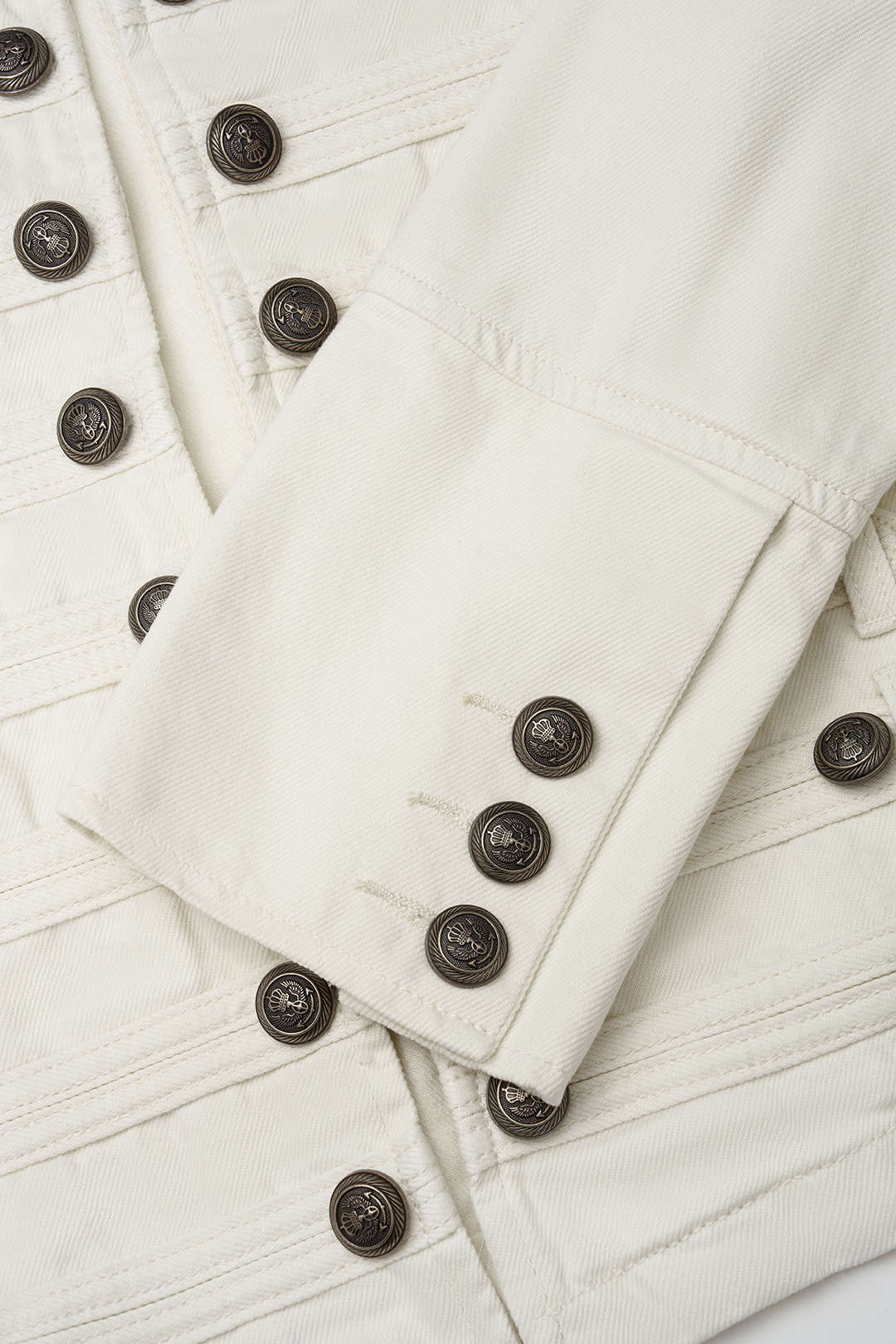 Chaqueta beige cropped con botones