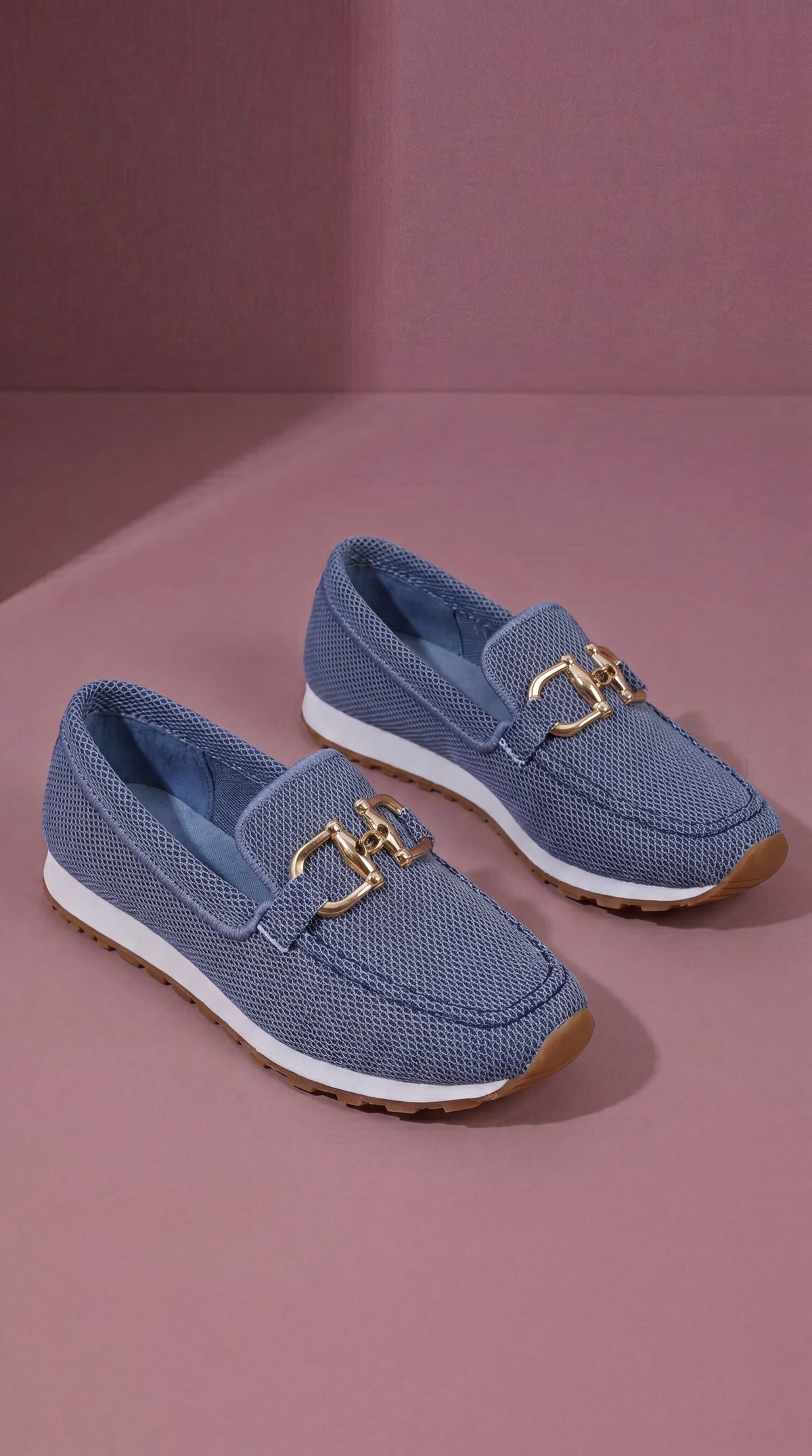 Mocasines Gris Perla con Detalle Dorado