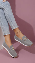 Mocasines Gris Perla con Detalle Dorado