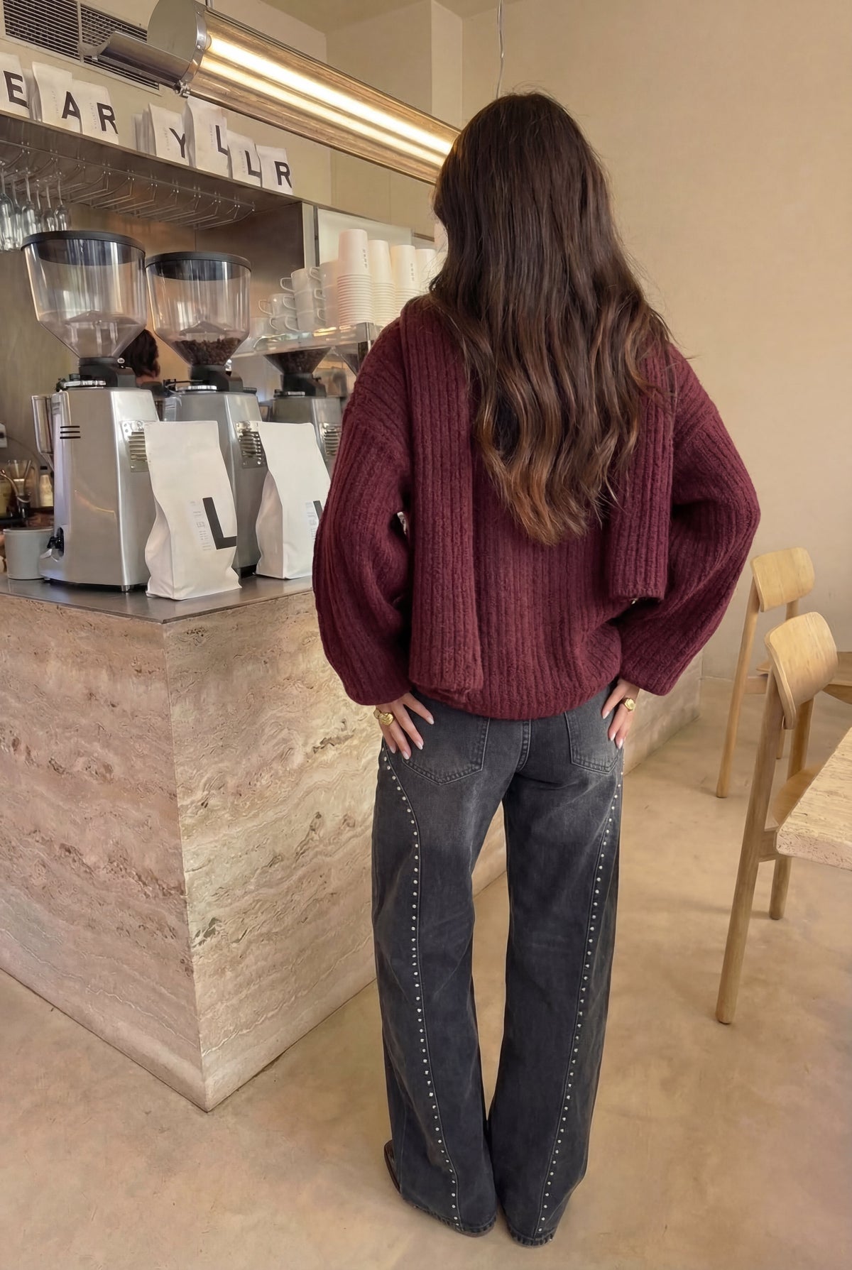 Pantalón vaquero detalles metálicos