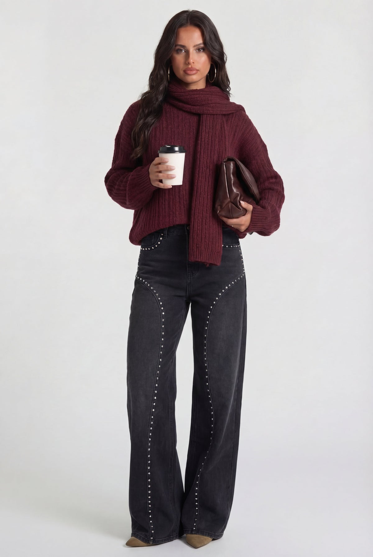 Pantalón vaquero detalles metálicos