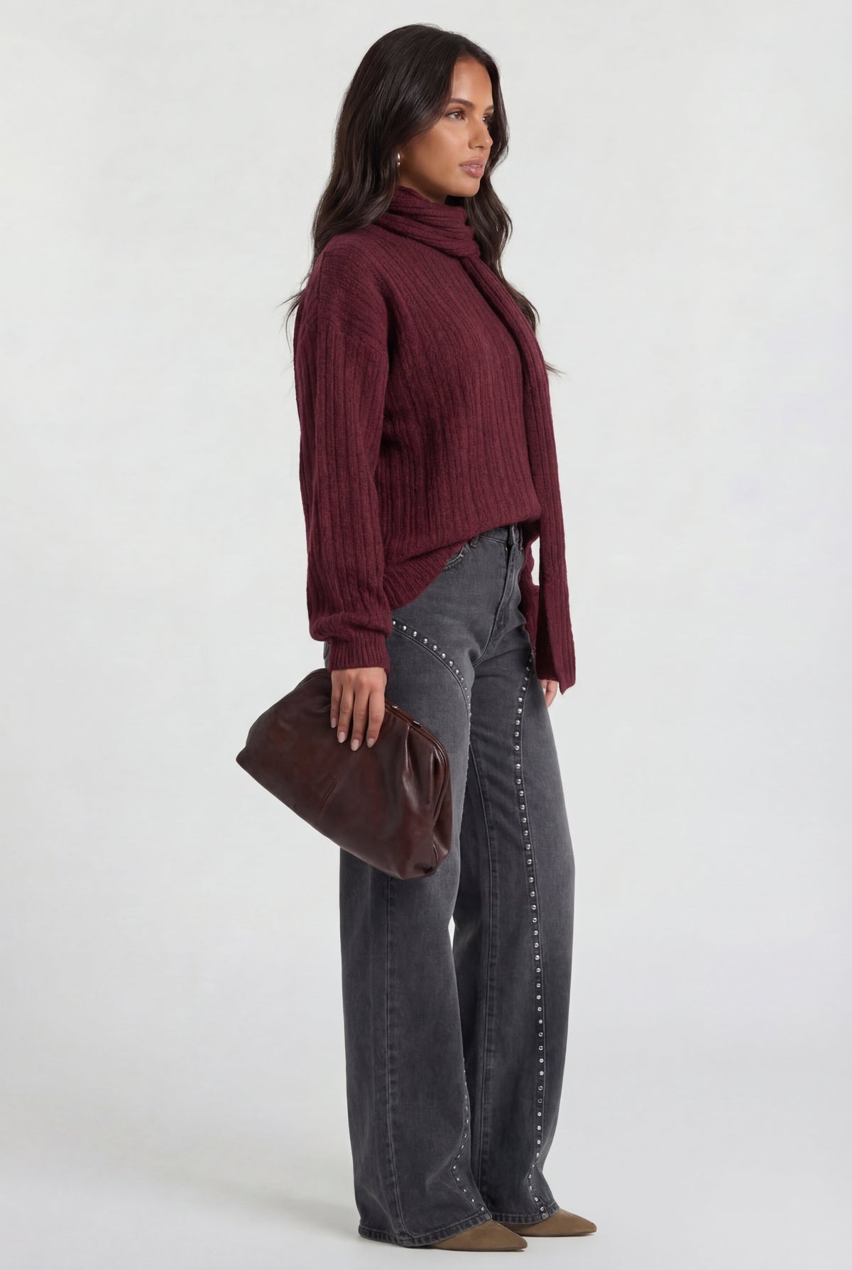 Pantalón vaquero detalles metálicos
