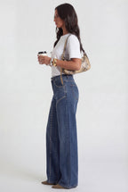 Pantalón vaquero detalles metálicos
