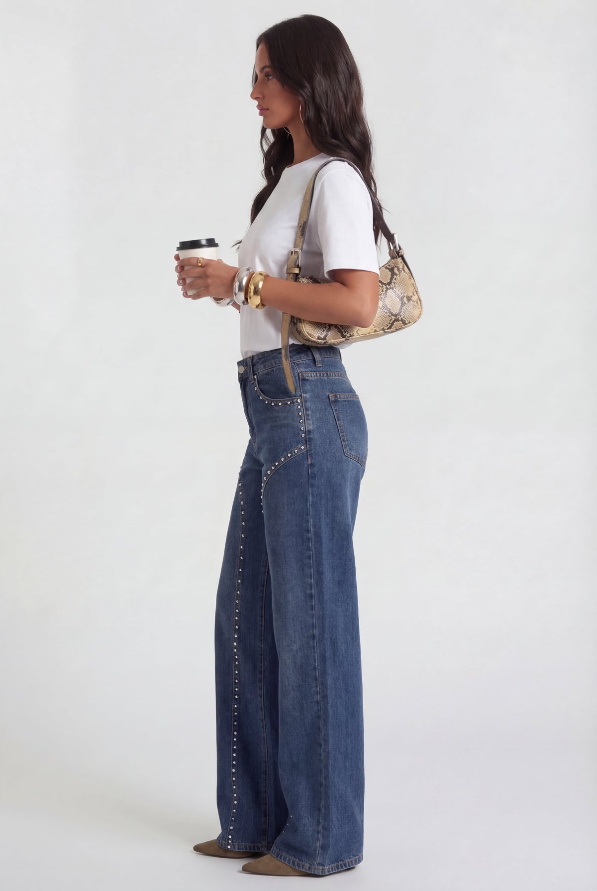 Pantalón vaquero detalles metálicos