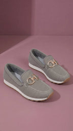 Mocasines Gris Perla con Detalle Dorado