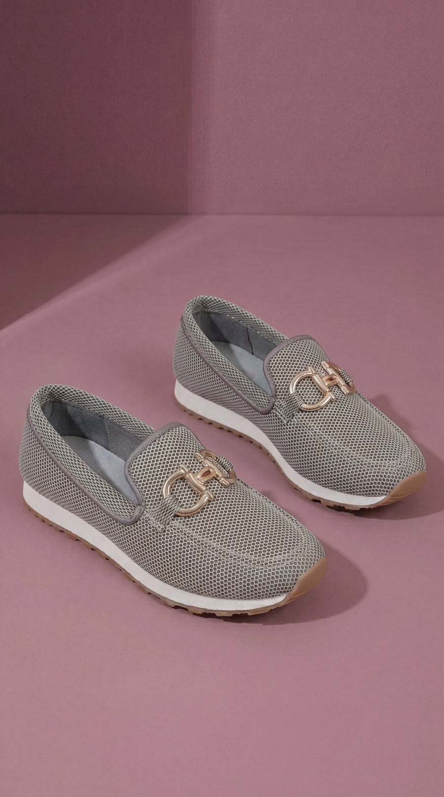 Mocasines Gris Perla con Detalle Dorado