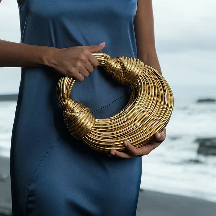 Bolso rígido de diseño escultural