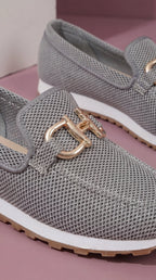 Mocasines Gris Perla con Detalle Dorado