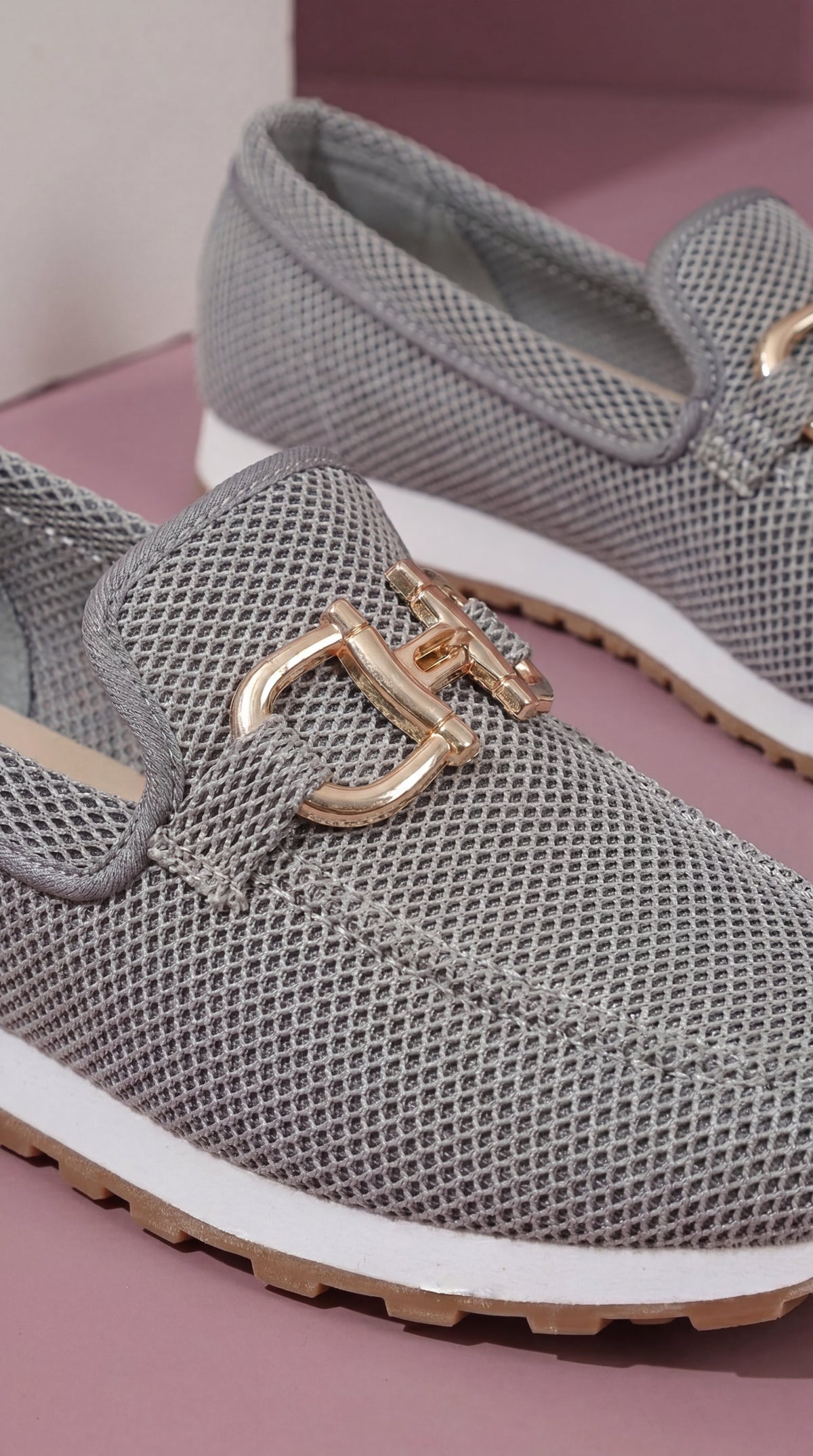Mocasines Gris Perla con Detalle Dorado